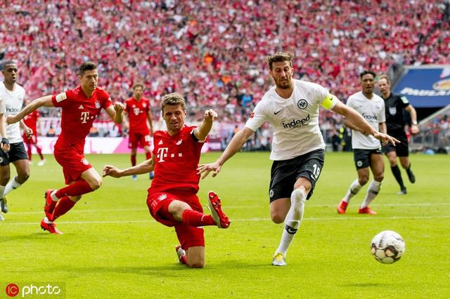 在他效力的 在他效力的