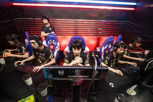 借其强大的 借其强大的